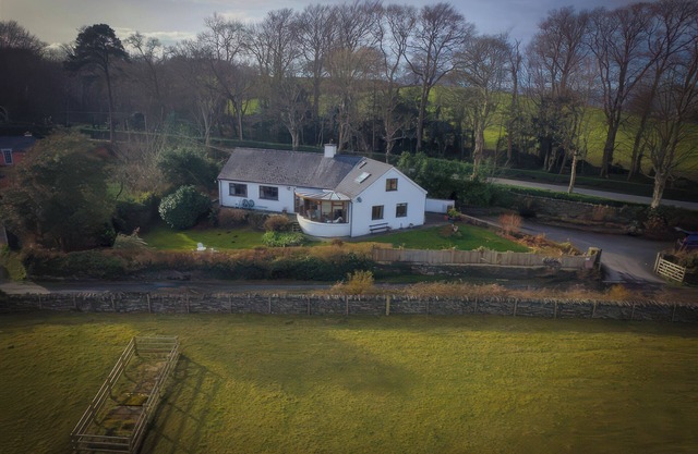ARTIST'S COTTAGE, pet friendly, with a garden in Penrhyndeudraeth