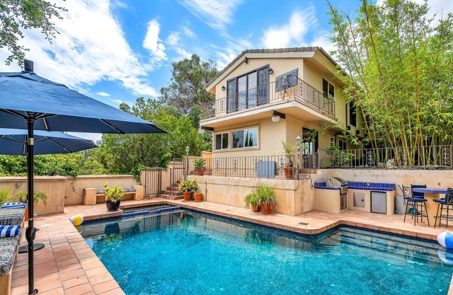 Artist Zen Villa, 4-bdrm gated compound, private saline pool and spa with views!