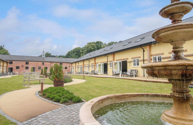 ASCOT COTTAGE, pet friendly, luxury holiday cottage in West Felton