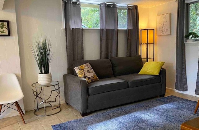 Casa boscosa 1. 5 millas del centro de la ciudad, ¡Excelente relación calidad-precio!