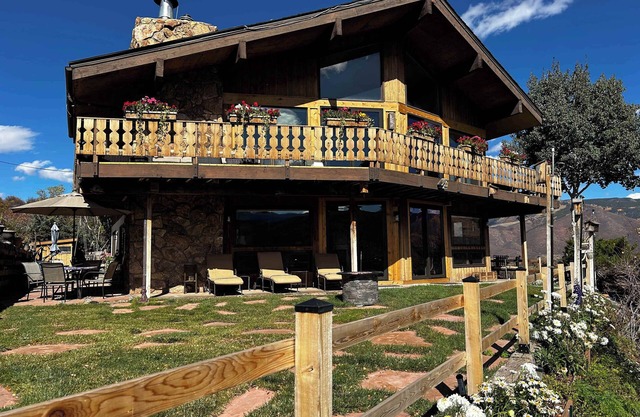 Extended Stay Aspen Snowmass Chalet, Mtn Views, 2 BDRM Family Retreat