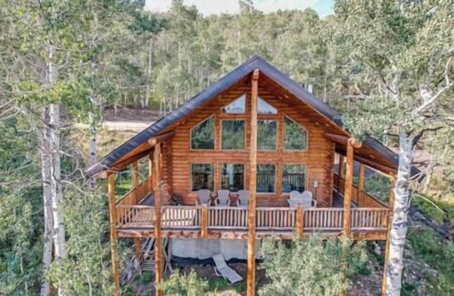 Aspen Grove Cabin Above Park City with Hot Tub