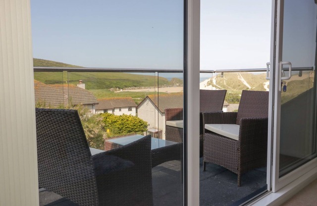 ATLANTIC VIEW, family friendly in Holywell Bay