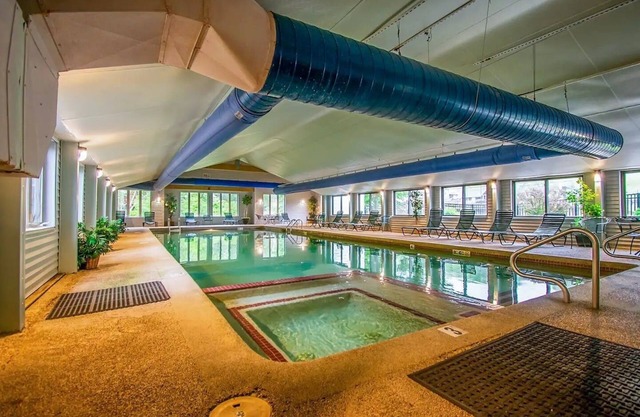 Attitash, 2nd floor condo, 1 bed w/ sleep sofa!