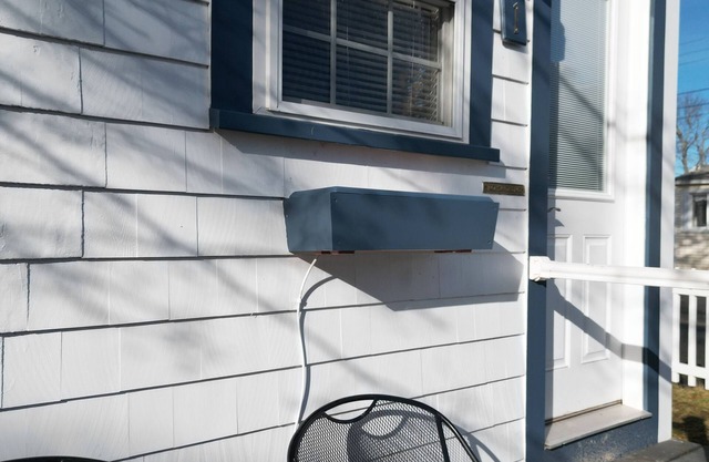 Attractive 1 bedroom cabin only 50 ft from beach