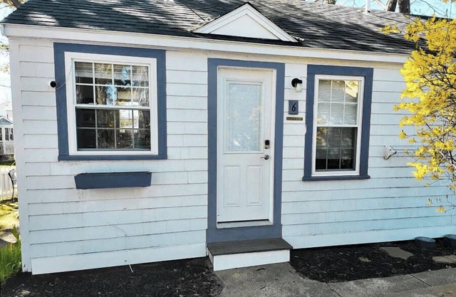 Attractive 1 bedroom cabin only 50 ft from beach