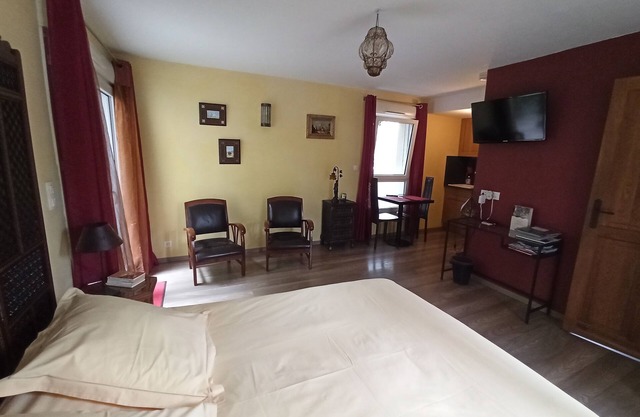 Estudio en zona tranquila y verde.