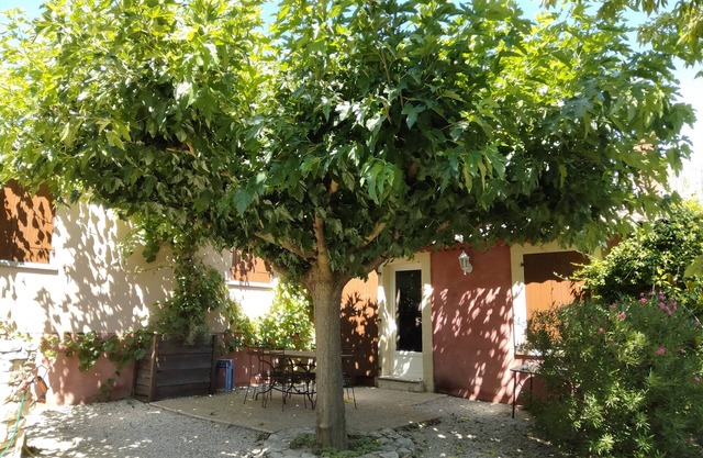 Au Milieu des Vignobles, Près de Plusieurs Sites Classés et Chemins de Randonnée