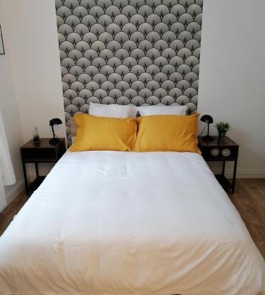 Au pied des remparts .