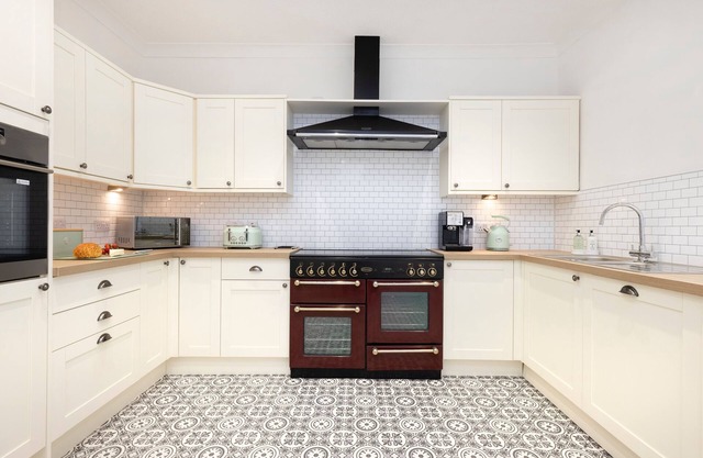 Aurora House: 4 bedroom coastal home with sea views and hot tub