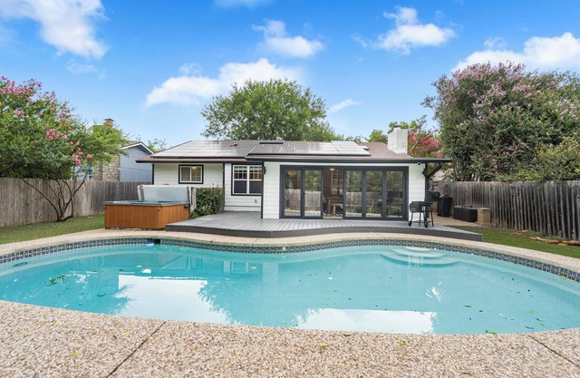 Austin Escape w/ Pool, Hot Tub & Game Room – DT ,Bars, South Congress, Airport !