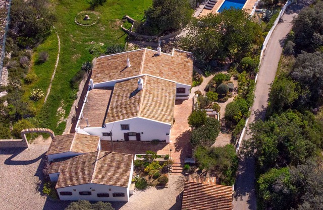 Auténtica quinta con piscina en grandes terrenos.