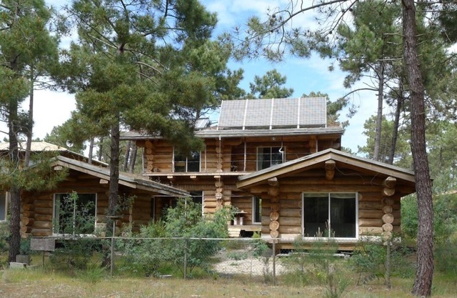 Auténtico registro en el corazón del bosque de pinos para 10 personas.