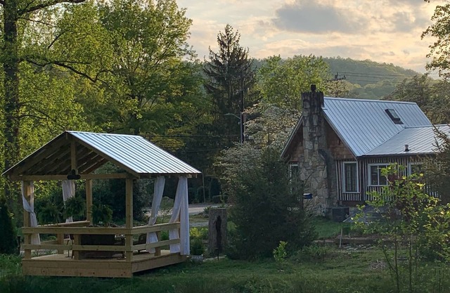 Authentic NC Log Cabin~Pond View~Hot Tub~FRESH EGGS