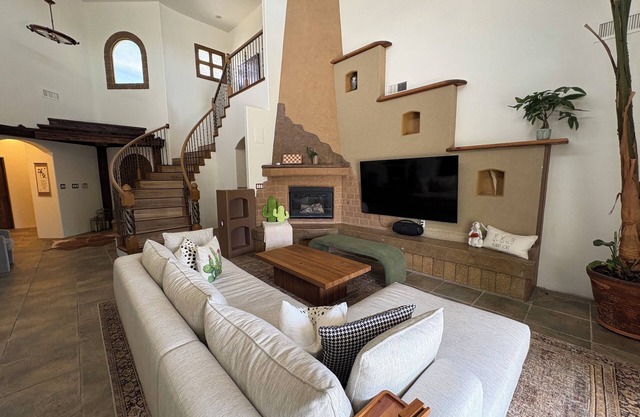 Authentic Southwest Experiance in Specious Custome Home for Ballon Fiesta.