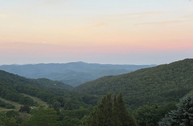 Espacio, vistas, encanto de montaña, ¡y dos baños renovados!