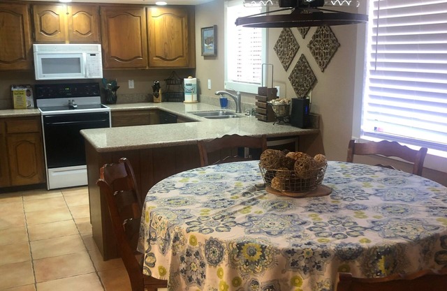 1-bedroom shopping -walking paths- 5 pools-spas, golf course ,extended stay ok