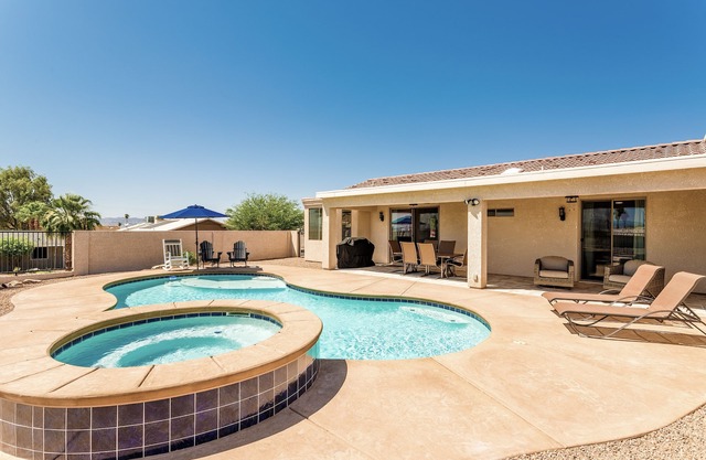 Avalon Oasis with Pool/Spa, 4 Bedrooms, Private Casita, Close to Lake!