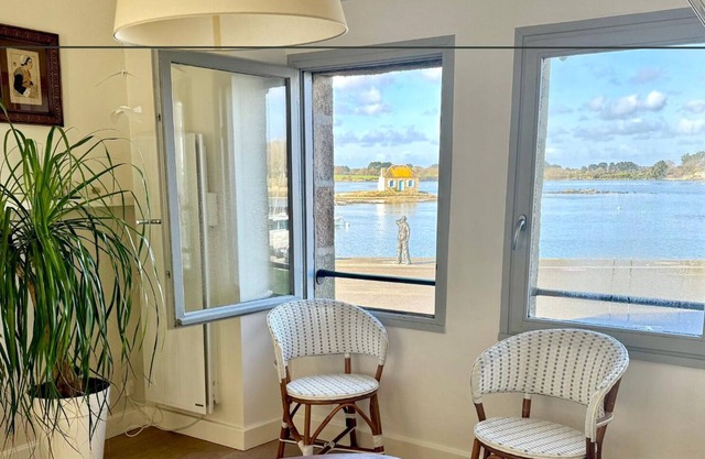 Avel Mor. Staggering view of the little house of Saint-Cado on the Étel estuary.