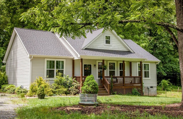 AVL Home Convenient to Mtns & City Family Friendly with Hot Tub