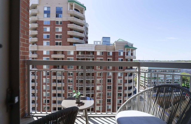 Awesome 1 Bedroom Condo at Ballston