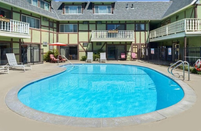Awesome Find! Pool, Continental Breakfast & Parking, Near Succulent Café!