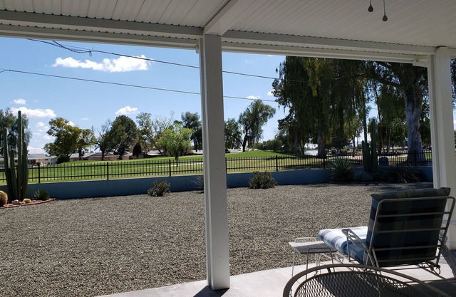 Casa de campo de golf en Sun City cerca de centros de recreación que acepta mascotas