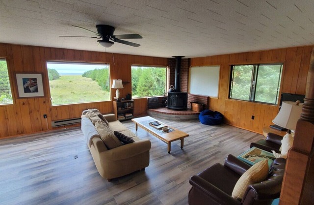 B & J Sea View ~ Cabaña rústica que admite mascotas ... ¡Venga, relájese y disfrute!