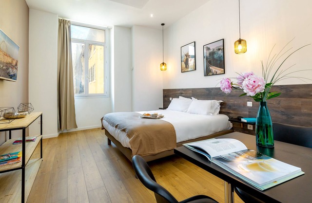 B5 Latte-Apartamento-Superior-Baño tipo “wet room”-Vista a la Calle