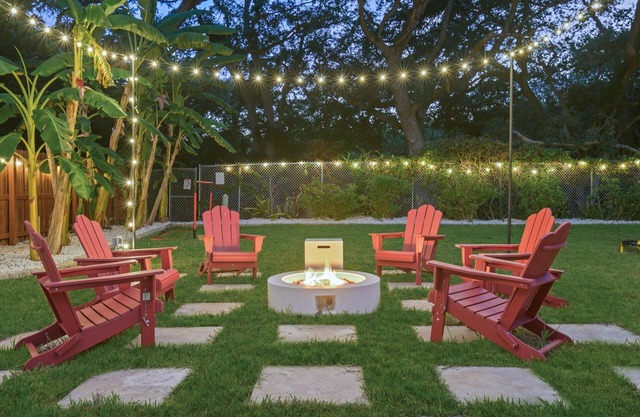 Backyard Games, Fire Pit, Heated Pool, Near Beach