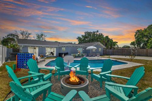 Backyard Oasis w Sand Volleyball Mins to Beach