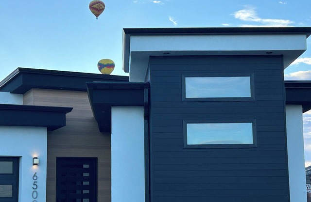 Balloon Fiesta house in Albuquerque with roof deck, and beautiful views!