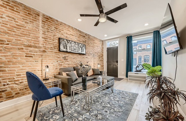 BALTIMORE ROWHOUSE CLOSE TO WATER KING BED PARKING