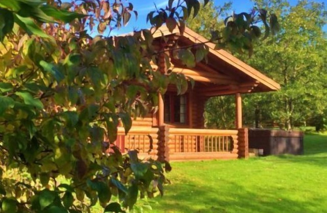 Bamburgh Log Cabin - una cabaña de troncos con capacidad para 4 personas en 2 habitaciones