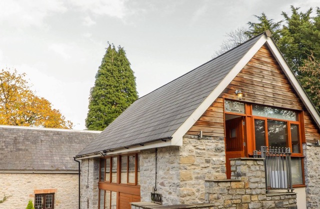 BARN APARTMENT 1, romantic, luxury holiday cottage in Cardiff