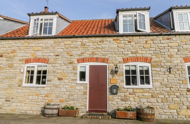 BARN COTTAGE, pet friendly, with open fire in Kirkbymoorside