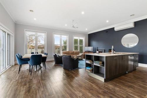 'Barton House' - Ideal Location Stroll to CBD