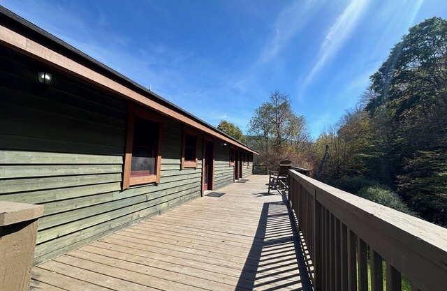 Base Mountain 2 Bedroom with Winter Shuttle to/from Snowshoe Village