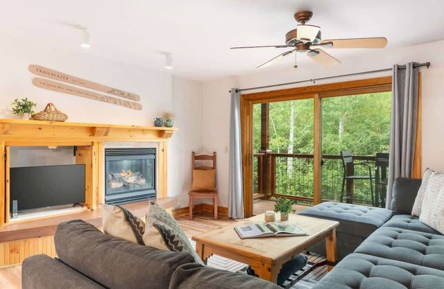 Basecamp Stays: Vibrant Spacious Ski Pad, Hot Tubs