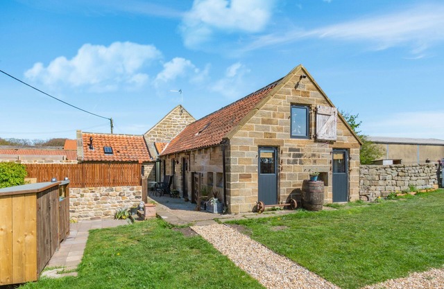 BASIL'S BARN, character holiday cottage, with open fire in Grosmont