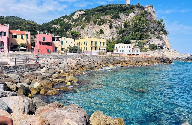 Bay of Saracens, renovated apartment 6 people with garden parking space