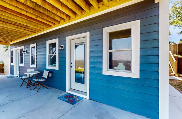 Bay-view 1BR with outdoor shower and fishing access