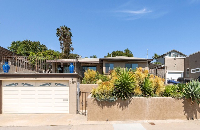 Bay views, easy access to beaches and downtown. Relax in your own hot tub!!!