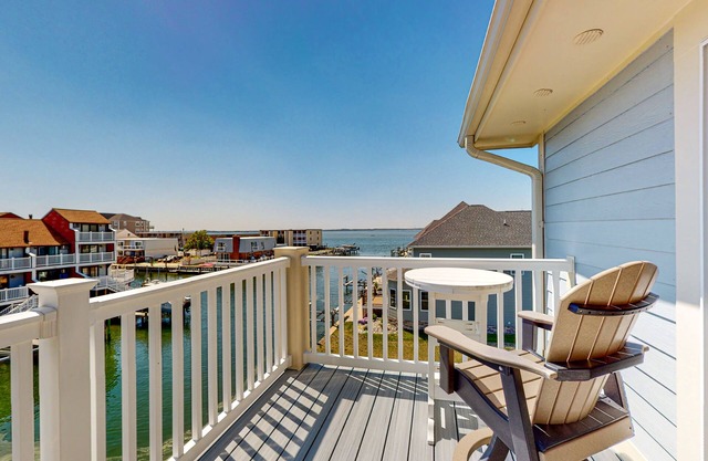 Bayfront, 3rd-floor condo with great deck, sunset view, pool, piers & central AC