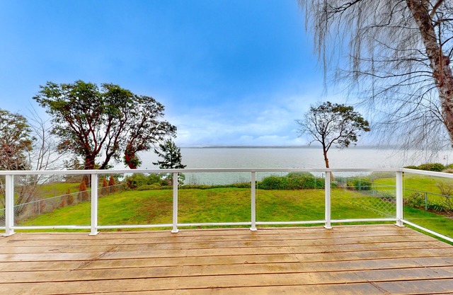 Bayfront home with amazing water & mountain views, deck, lawn, grill, streaming