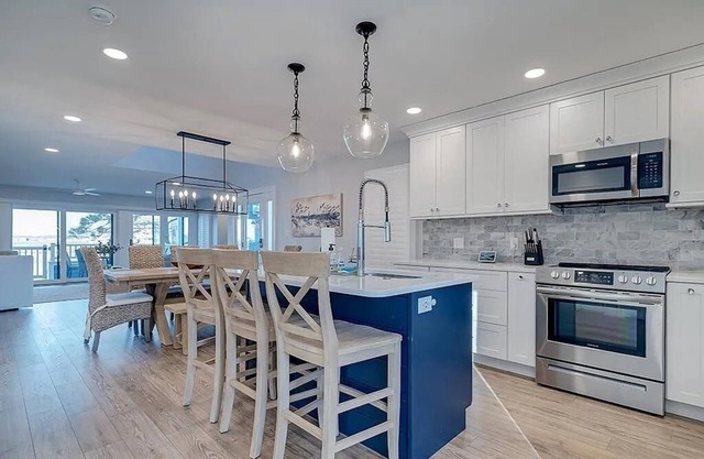 Bayfront, Sleeps 10, Boat Slip, 3 BR/2.5 BATH, Main Pool Open After Labor Day