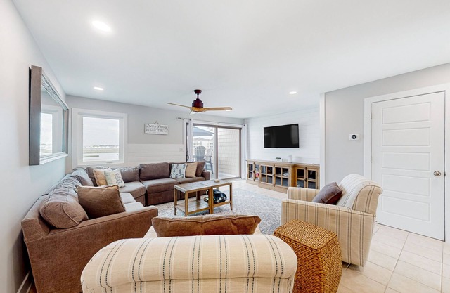 Bayfront townhome with 3 balconies, a shared pool & only 5 blocks to the beach