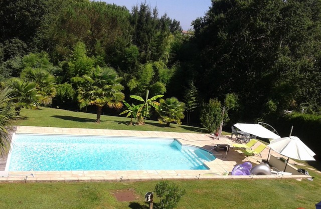 Bayona calma y relajación junto a la piscina climatizada en una exuberante vegetación