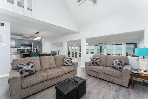 Bayside Paradise 4BR Home with Patio & Games Room