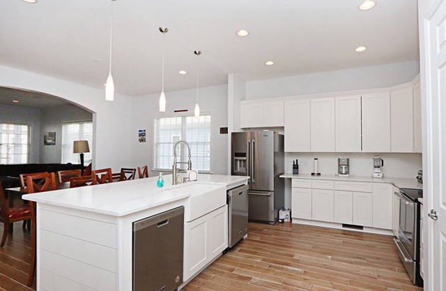 Bayside Resort house w/ tennis court, pool, private gas grill, and fireplace